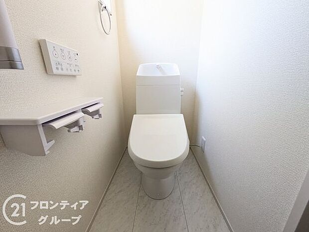 便器にふちがなく、汚れが隠れて見えない部分が極端に少なくなっており、お手入れも楽々!スピーディでパワフルな洗浄力を実現しています!