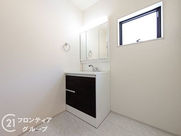 曇り止めヒーター付きのミラーキャビネットを採用しております。ミラーの内側がすべて収納スペースになっているので、スタイリング剤や歯ブラシなどの収納に便利ですね。