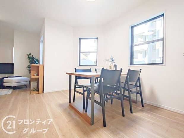 リビングは、シンプルでありながらもスタイリッシュなデザインです。快適な暮らしをサポートします。