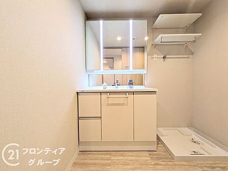 明るく開放的な洗面空間は、家族みんなが使いやすい配置とゆとりのある設計。洗濯機置き場も近く、家事の効率もアップ。落ち着いた色調と使いやすさを兼ね備えた空間で、日々の暮らしをスマートに演出します。