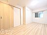 洋室：明るく開放感のある部屋は使い勝手の良い広さが魅力。窓から差し込む自然光が温かみのある空間を演出します。収納スペースも充実しており、快適な生活をサポートする理想的な部屋で、自由に使いこなせる空間です。