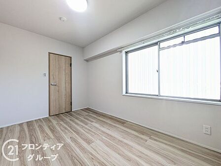 落ち着いたフローリングが印象的な洋室は、ナチュラルな内装でどんな家具とも相性◎。窓からは自然光が差し込み、通風も良好です。居室やテレワークスペースとしての利用もおすすめで、暮らしの幅が広がります。