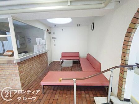 エントランスを抜けると、外光が差し込む明るいロビーが広がります。日常の利便性を考慮した設計で、快適な生活が実現されています。セキュリティ面にも配慮されており、安心して暮らせる住環境が整っています。