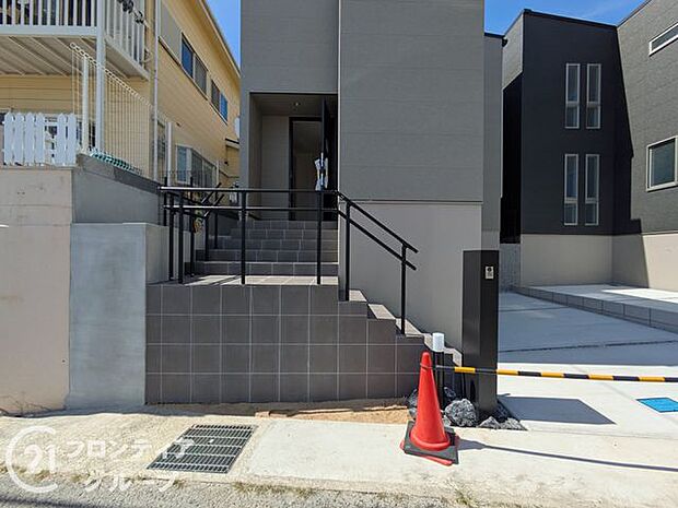 明るい玄関が家族の帰りをお出迎えしてくれます