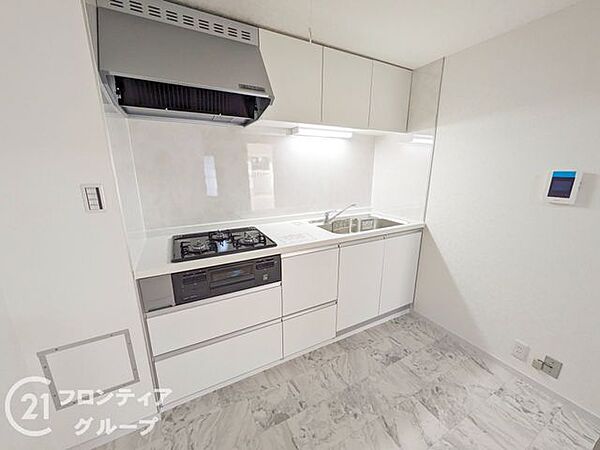 明るく広々としたキッチンは、料理がしやすい動線を考慮した設計。使い勝手の良い収納が豊富で、効率よく作業できます。シンプルなデザインながら機能性を兼ね備え、快適な調理空間を提供します。