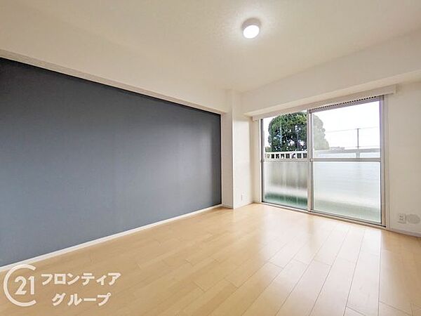 ゆったりとした広さの寝室は、落ち着いた内装が魅力。窓からはやわらかな光が差し込み、心地よい朝を迎えられます。プライベートな時間をしっかり確保できる癒しの空間が整っており、安らぎのひとときを提供します。