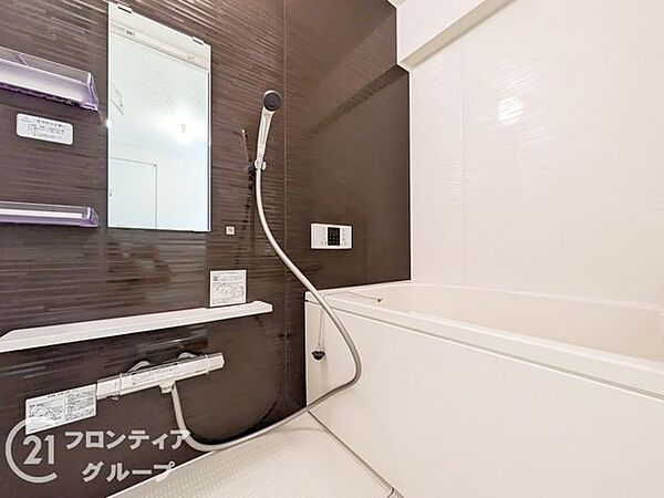 心も体もリフレッシュできるバスルームは、明るい配色と機能的な設備が魅力。清掃もしやすく、家族の入浴時間を快適にサポートしてくれます。明るく開放的な空間で、リフレッシュできるひとときをお楽しみください。