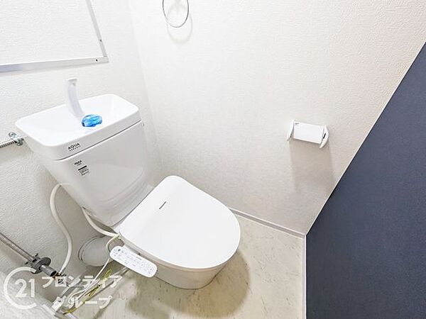 清潔感があり、使いやすさを重視したトイレ。シンプルで機能的なデザインが快適な使用感を提供します。落ち着いた雰囲気の中で、日常的で便利に使用できる空間が整い、毎日の生活をサポートします。