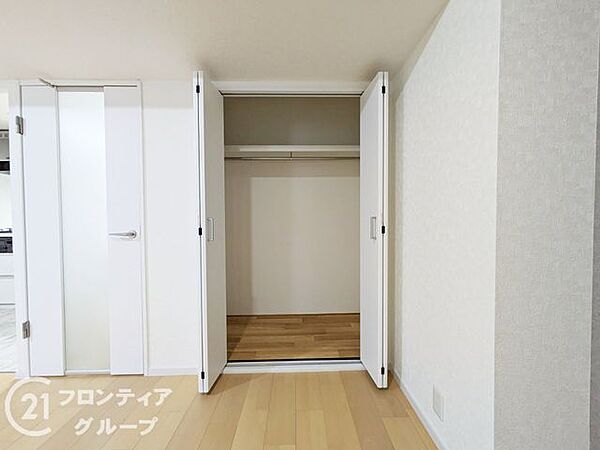 すっきりと片付けられる便利な収納スペース。衣類や季節用品などを効率よく整理でき、暮らしの快適さがアップします。居室の広さを活かし、ライフスタイルに合わせた使い方ができるのが魅力です。
