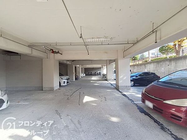 マンション内に完備された駐車場は、住民の利便性を考慮した設計。車両を安全に保管できるスペースが確保され、毎日の移動をスムーズにサポートします。清潔で整然とした環境が整い、安心して利用できます。