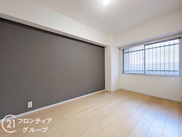 室内はシンプルで落ち着いた色調に仕上がっており、リラックスできる雰囲気が魅力。一人暮らしはもちろん、ファミリーにも使いやすい設計で、居室としての機能性をしっかり備えたバランスのよい空間です。