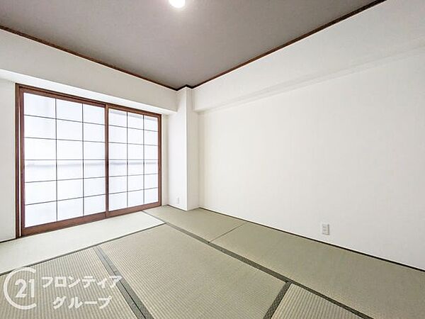 窓からは自然光が差し込み、通風も良好です。居室やテレワークスペースとしての利用もおすすめで、暮らしの幅が広がります。