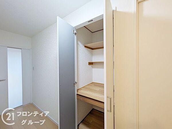 整理整頓がしやすく、暮らしをサポートする収納スペース。日常使いの小物から大きな荷物までしっかり収まり、空間を有効活用できます。家族の暮らしをよりスマートに演出してくれる心強いスペースです。