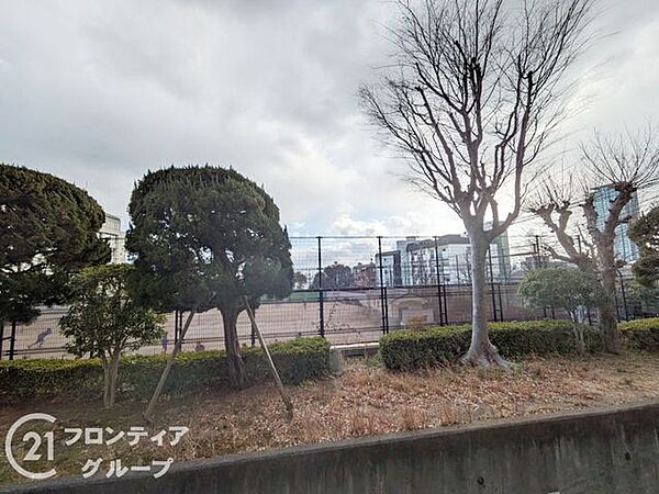 眺望の良さがこの住まいの大きな魅力。高い建物が少なく、バルコニーからの視界はすっきりと開けています。空や街並み、遠くの自然が見える景色は、毎日のリラックスタイムに心地よさを与えてくれます。