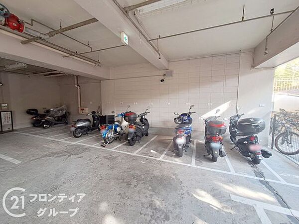 バイク専用駐車場が完備されており、雨や直射日光から愛車をしっかり守ります。通勤や通学はもちろん、休日のツーリングにも安心して駐車できる便利で快適なスペースです。大切な愛車を守るための最適な設備です。