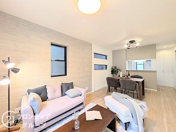 2階に設けられた16帖のリビングは、プライバシー性が高く、陽当たりも良好。家族が自然と集まる心地よい空間です。