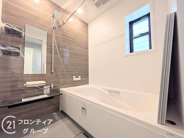 家族みんなが快適に使える広々とした新築バスルーム。お子さまとの入浴もゆったり楽しめるサイズ感です。