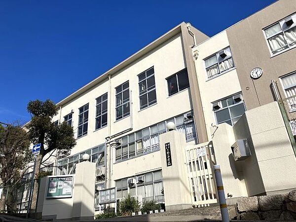 神戸市立上野中学校 徒歩3分。 230m