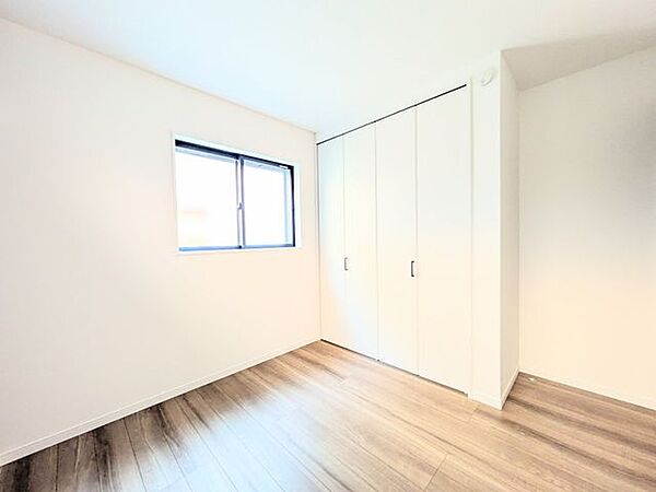 4.5帖ながらクローゼット付きで収納も充実。子ども部屋・書斎・趣味部屋と用途を選ばない2階の万能な一室。将来の使い方の変化にも柔軟に対応できます。