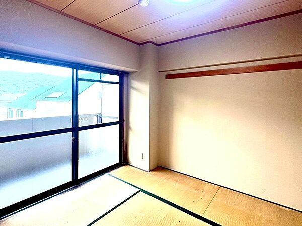 和室。リビングと和室が一体となる開放感のある続き間。襖を開ければ広々とした空間に、閉めれば客間やお子様のお昼寝スペースとしても活用できる便利な間取りです。
