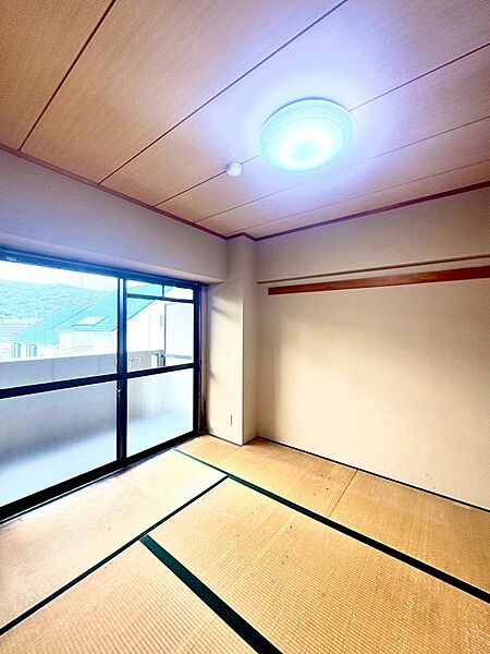 和室。リビングと和室が一体となる開放感のある続き間。襖を開ければ広々とした空間に、閉めれば客間やお子様のお昼寝スペースとしても活用できる便利な間取りです。
