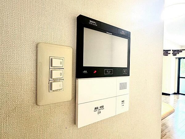 モニター付きインターホン。来訪者の顔を確認してから応対できるモニター付きインターホンを設置。お子様の留守番やご高齢の方にも安心感があり、防犯面にも配慮された設備です。