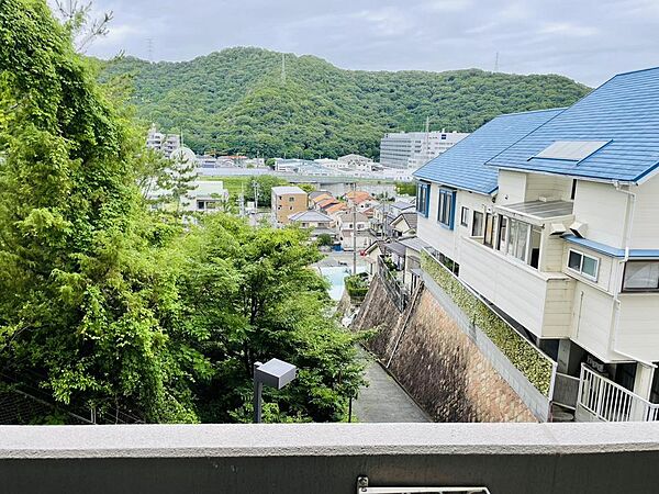 バルコニーからは開放感のある眺望が広がり、晴れた日には心地よい陽光と風を感じられます。洗濯物もよく乾き、毎日の暮らしを快適にしてくれる住環境です。