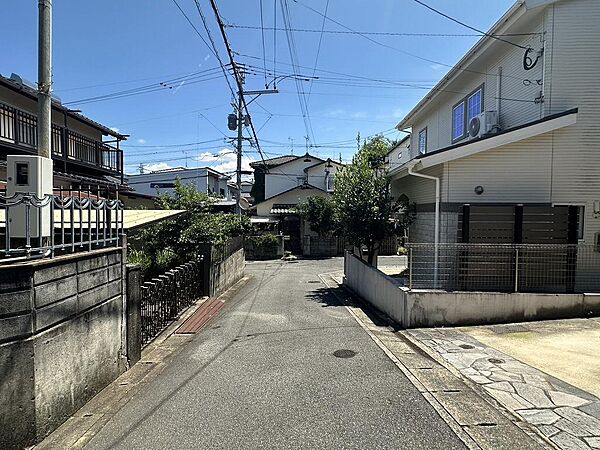 交通量が少なく、落ち着いた住環境です。