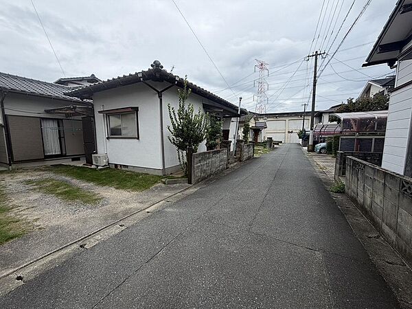 前面道路は幅員約4.0ｍ。車の出入りや周辺の道路状況も現地でご確認いただけます。