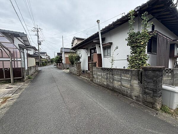 周辺は住宅地ならではの穏やかな街並み。生活施設も身近に揃います。