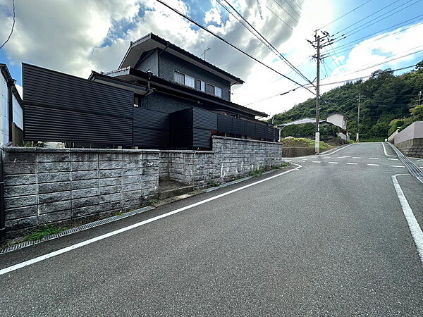 前面道路が広く、車の出入りもしやすい環境です。