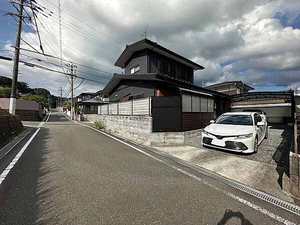 駐車スペースは2台以上確保。来客時も安心です。