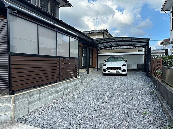 屋根付き駐車場で、雨の日も快適に乗り降り可能です。
