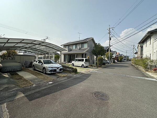 前面道路はゆとりがあり、車の出し入れもスムーズ