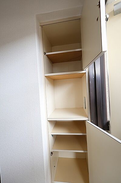 可動式棚付き収納で玄関もスッキリ。