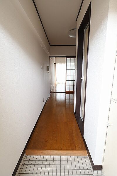 奥まで続く廊下が開放感を演出。明るい室内へとつながります。