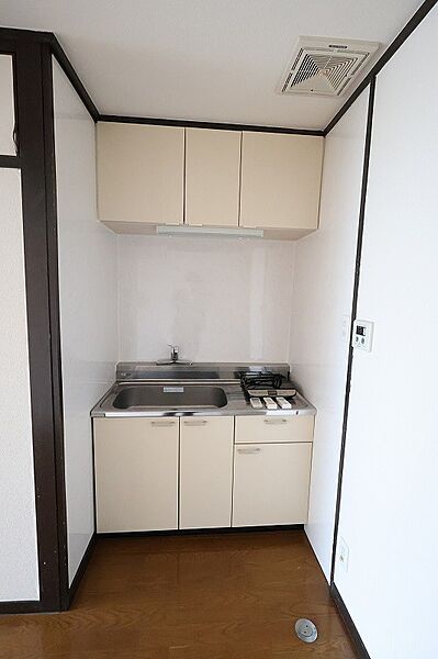 コンパクトで使いやすいダイニングキッチン。洋室とつなげて広々使えます。