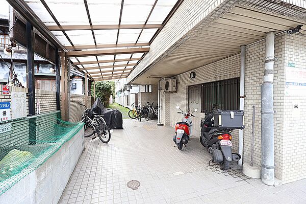 屋根付き共用スペースで雨の日も出入りしやすい環境です。