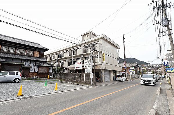 幹線道路沿いでアクセス良好。生活利便施設も利用しやすい立地です。