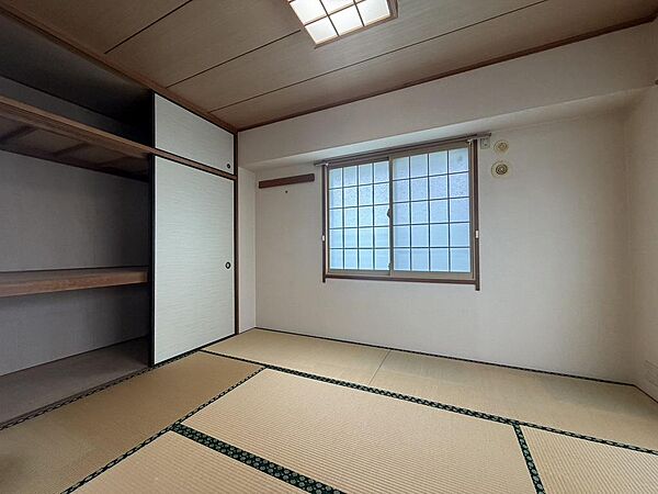 押入収納付きで、お子様の遊び場や客間にも便利な和室。