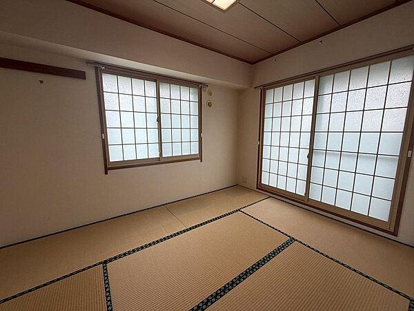 二面採光でやさしい光が差し込む、くつろぎの和室空間。