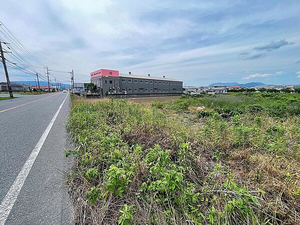 開放感のある現地。ゆとりある土地活用が可能です。