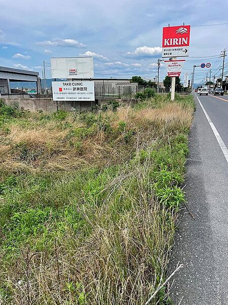 幹線道路沿いで視認性の高い立地です