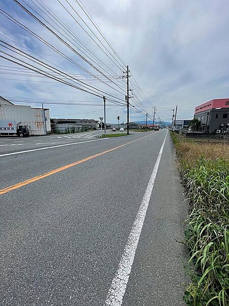 車の出入りがしやすい前面道路です