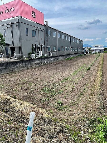 開放感のある現地。ゆとりある土地活用が可能です。