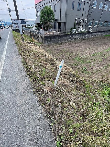 幹線道路に面し、車でのアクセスもスムーズな立地です。