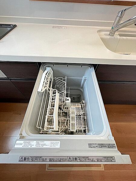 家事の負担を軽減する食器洗い乾燥機付き。