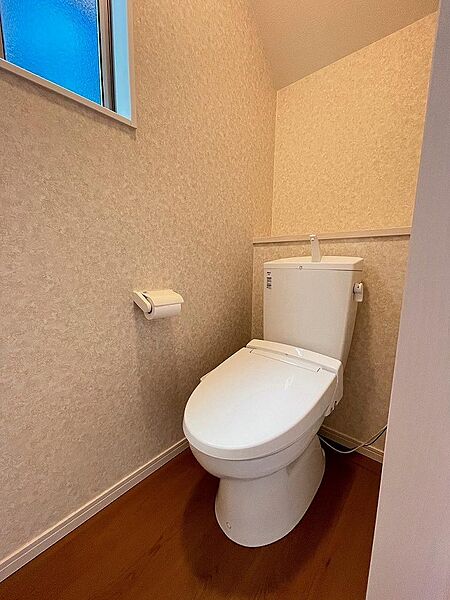 窓付きの明るいトイレ空間。