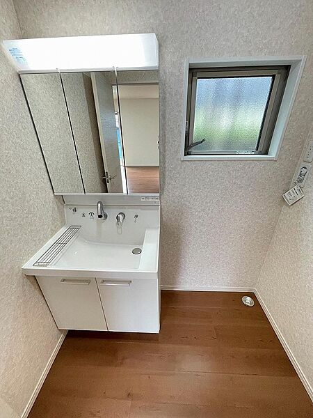明るく清潔感のある洗面脱衣室。