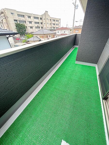 毎日のお洗濯に便利なワイドバルコニー。